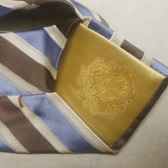 Donald J Trump Signature Collection Family Crest Executive Tie 3 1/4 Hand Tie - Picture 4 of 5